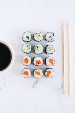 Beyaz arka planda soya soslu lezzetli maki börekleri. Japon yemekleri, üst manzara.