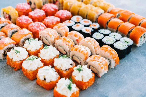 Diferentes Tipos Rollos Sushi Con Salmón Camarones Queso Caviar — Foto de Stock