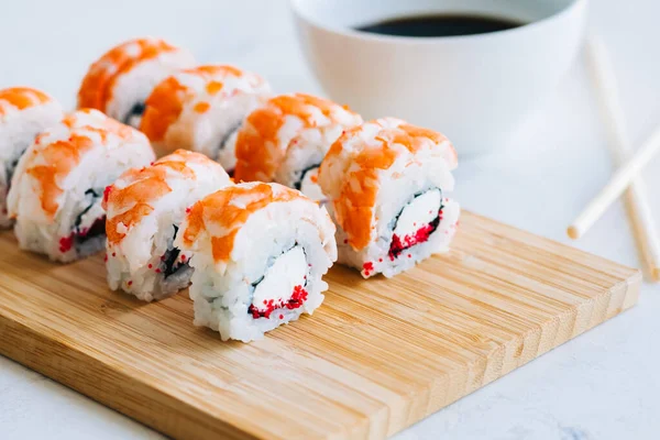 Bambu tahtasında soya soslu lezzetli karidesler, yakından. Japon yemeği.