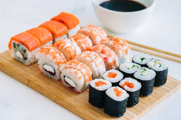 Sushi Rollen Auf Bambusbrett Philadelphia Garnelenrollen Und Maki Mit Sojasauce — Stockfoto