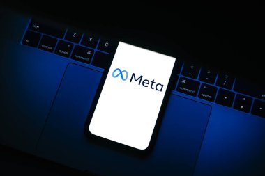 Akıllı telefon ekranında Meta logosu.
