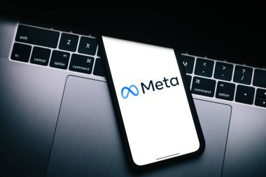 Akıllı telefon ekranında Meta logosu.