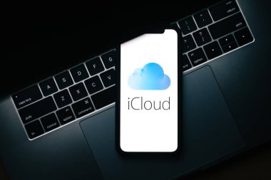 iPhone 'un ekranında elma iCloud logosu var.