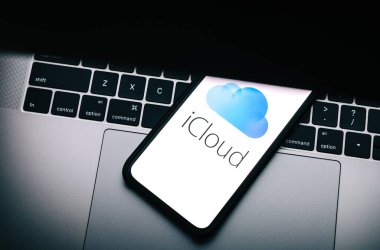 iPhone 'un ekranında elma iCloud logosu var.