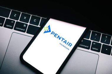 Akıllı telefon ekranında Pentair logosu.