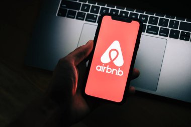 Airbnb logo üstünde smartphone perde. 