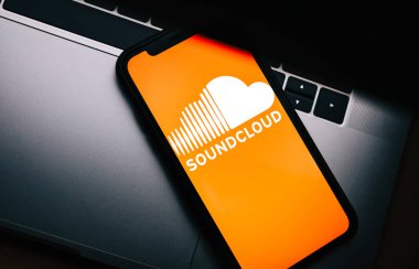 SoundCloud logo üstünde smartphone perde.