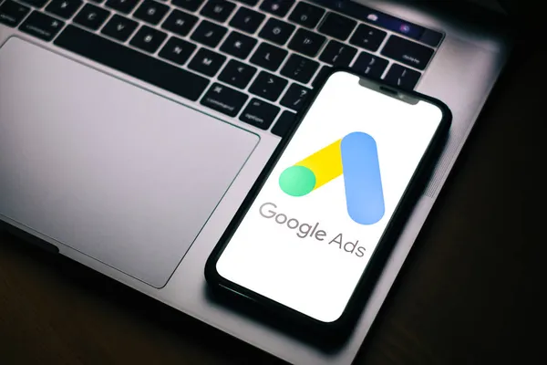 Logo Reklamy Google Ekranie Smartfona — Zdjęcie stockowe
