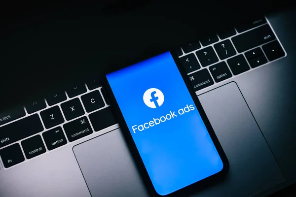 Facebook Werbe Logo Auf Dem Smartphone Bildschirm — Stockfoto