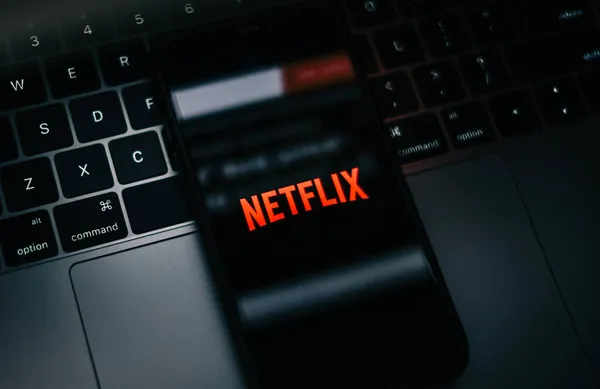 屏幕上有Netflix标志的智能手机 — 图库照片