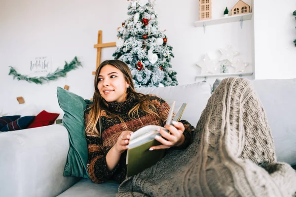 Joven Mujer Caucásica Relajándose Sofá Casa Leyendo Libro Vacaciones Navidad — Foto de Stock