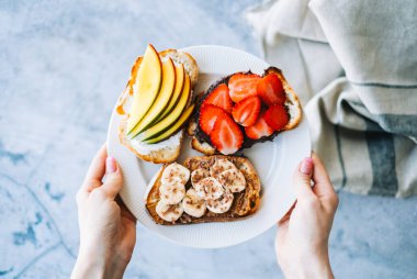 Kahvaltı, öğle yemeği ya da atıştırmalık için lezzetli meyve tostları. Sağlıklı yemek.