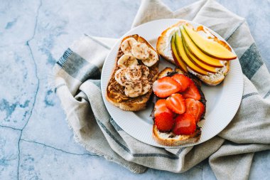 Kahvaltı, öğle yemeği ya da atıştırmalık için lezzetli meyve tostları. Sağlıklı yemek.