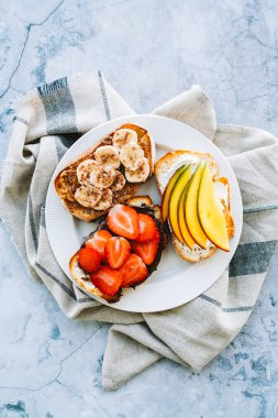 Kahvaltı, öğle yemeği ya da atıştırmalık için lezzetli meyve tostları. Sağlıklı yemek.