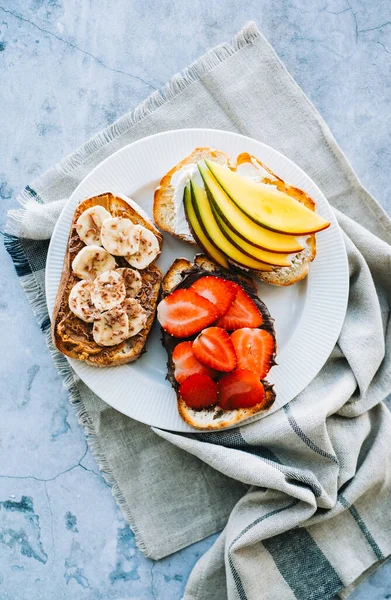 Kahvaltı, öğle yemeği ya da atıştırmalık için lezzetli meyve tostları. Sağlıklı yemek.