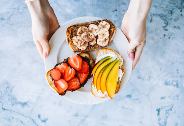 Kahvaltı, öğle yemeği ya da atıştırmalık için lezzetli meyve tostları. Sağlıklı yemek.