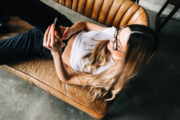 Mujer Caucásica Joven Usando Teléfono Móvil Mientras Descansa Sofá Casa — Foto de Stock