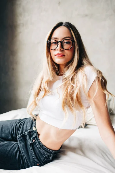 Young Attractive Caucasian Woman Eyeglasses Blonde Hair Sitting Bed Home — Stock Photo, Image