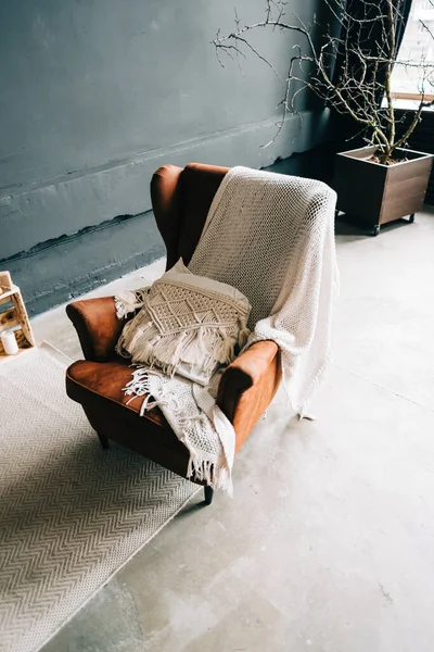 Sillón Grande Con Almohada Salón Minimalista — Foto de Stock