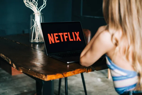 Логотип Netflix Экране Ноутбука Молодая Женщина Смотрит Netflix Канал Дома Лицензионные Стоковые Фото