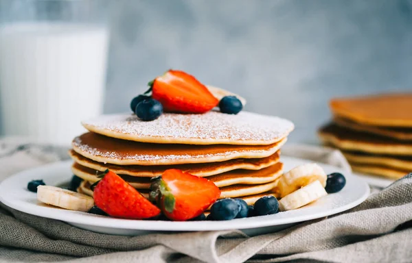 Leckere Pfannkuchen Mit Erdbeere Blaubeere Und Banane Einem Weißen Teller — Stockfoto