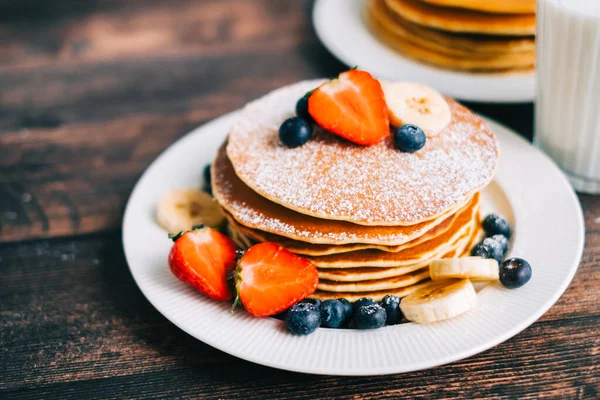 Leckere Pfannkuchen Mit Erdbeere Blaubeere Und Banane Einem Weißen Teller — Stockfoto