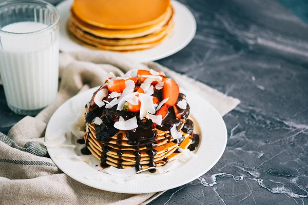 Leckere Pfannkuchen Mit Erdbeeren Kokosraspeln Und Heißer Schokolade Auf Einem — Stockfoto