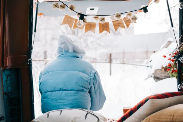 冬天的时候 年轻的高加索女人坐在车里 坐着货车 享受着假期 — 图库照片