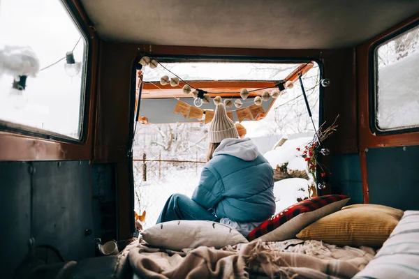 冬天的时候 年轻的高加索女人坐在车里 坐着货车 享受着假期 — 图库照片