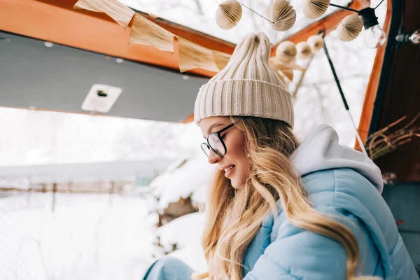 冬日里 年轻的高加索快乐女人坐在车里 坐着货车 享受假期的画像 — 图库照片