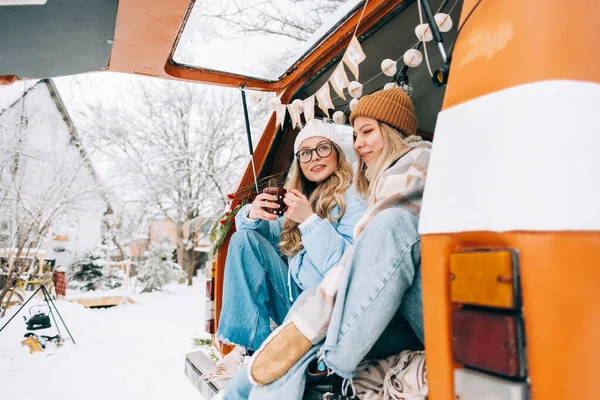 Δύο Χαρούμενες Φίλες Κάθονται Ένα Φορτηγάκι Στη Χειμερινή Κατασκήνωση Και — Φωτογραφία Αρχείου