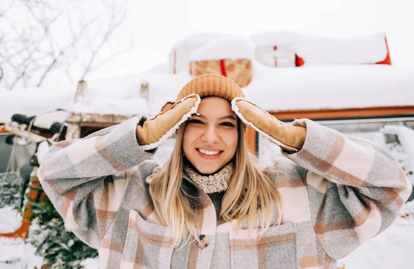 冬天站在面包车旁的快乐的年轻女子的画像 — 图库照片