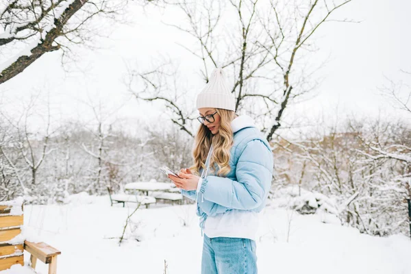 冬天的时候 年轻的高加索女人在后院用手机 — 图库照片