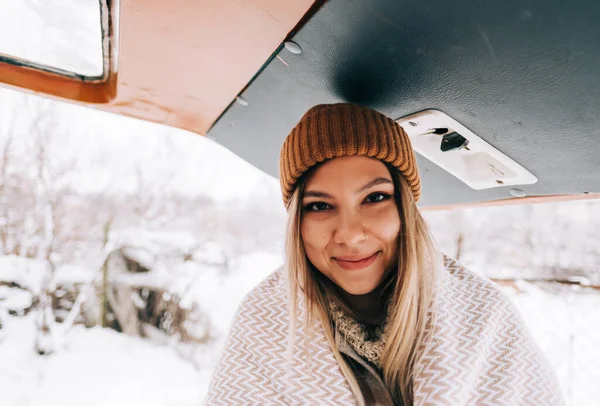 Portrait Jeune Femme Joyeuse Debout Plein Air Près Van Hiver — Photo