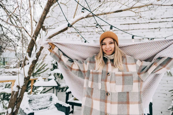 年轻快乐的高加索女人的画像 降雪后站在后院 享受冬天 — 图库照片