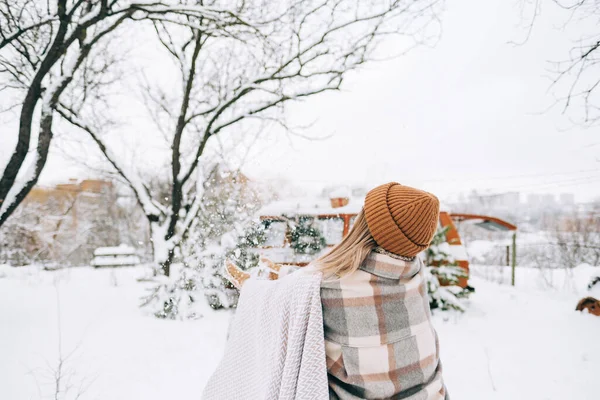 年轻快乐的女人扔了一把雪 享受着冬天的快乐 — 图库照片