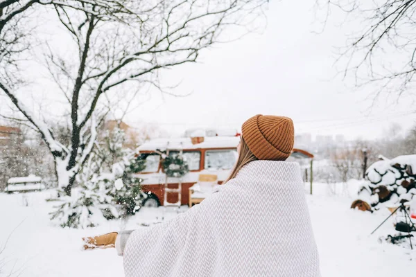 年轻快乐的女人扔了一把雪 享受着冬天的快乐 — 图库照片