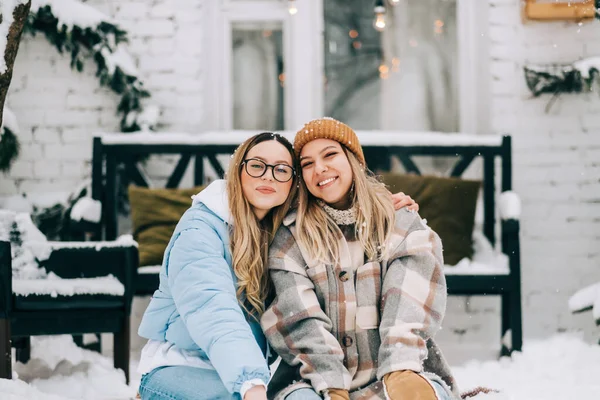 Retrato Dos Alegres Amigas Sentadas Aire Libre Patio Trasero Después — Foto de Stock