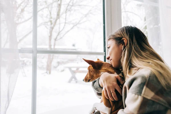 Young Caucasian Happy Woman Sitting Window Her Dog Winter Holidays — Stock Photo, Image