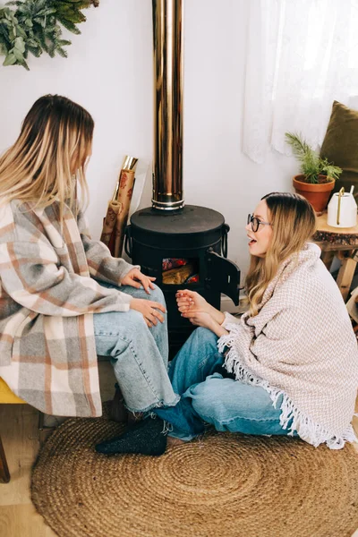 Duas Amigas Caucasianas Sentadas Perto Lareira Casa Divertindo — Fotografia de Stock