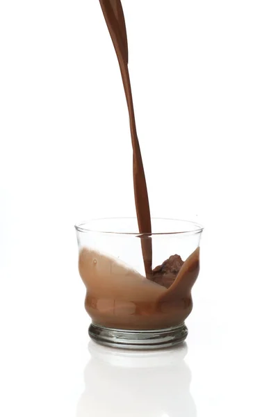 Derramando Bebida Chocolate Copo Transparente Isolado Fundo Branco Com Reflexão — Fotografia de Stock