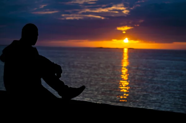 日没、夜の海で男 — ストック写真