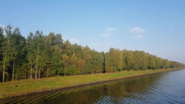 Schilderachtig Rivierlandschap Met Groene Bomen Het Begin Van Herfst Uitzicht — Stockvideo