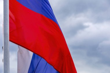 Rusya 'nın üç renkli bayrağı bulutlu bir arka planda