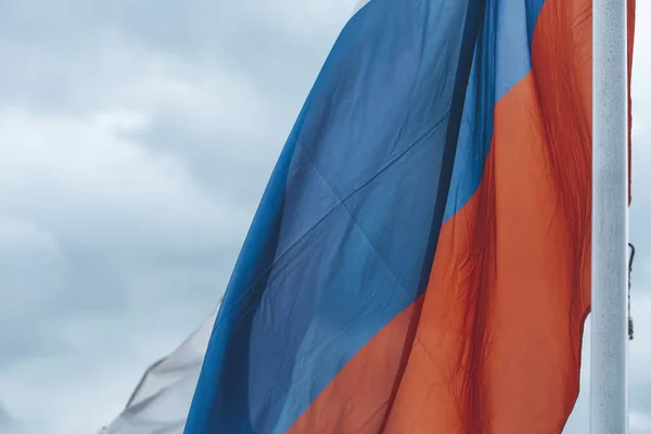 Bandera Tricolor Del Estado Rusia Sobre Fondo Nublado —  Fotos de Stock