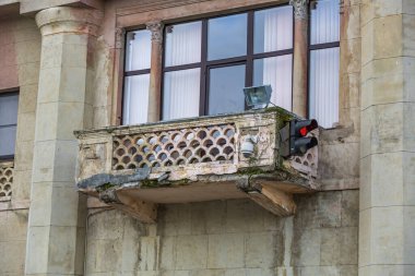 Trafik ışıkları olan eski taş bir balkon. Eski bir sanayi binasının parçası.