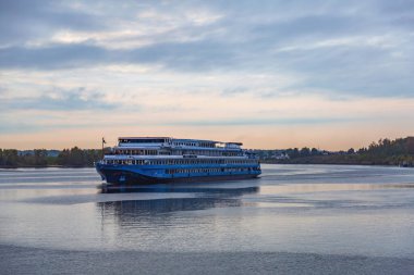 Uglich, Rusya - 11 Eylül 2021: 4 güverteli mavi Moonlight Sonata bir nehir gezisinde. 1988 'de Almanya' da inşa edildi.