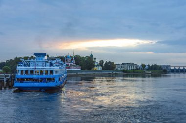 Uglich, Rusya - 11 Eylül 2021: 4 güverteli mavi Moonlight Sonata bir nehir gezisinde. 1988 'de Almanya' da inşa edildi.