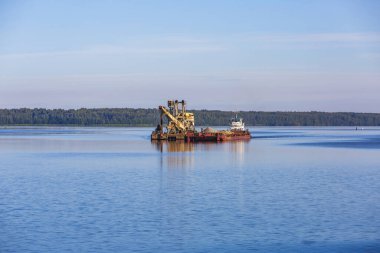 Yaroslavl Bölgesi, Rusya - 11 Eylül 2021: römorkör kaptanı Petrov ve Volga Nehri üzerinde kum yüzen bir mavna