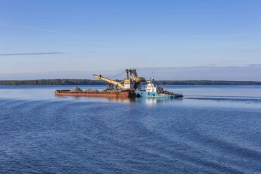 Yaroslavl Bölgesi, Rusya - 11 Eylül 2021: römorkör kaptanı Petrov ve Volga Nehri üzerinde kum yüzen bir mavna